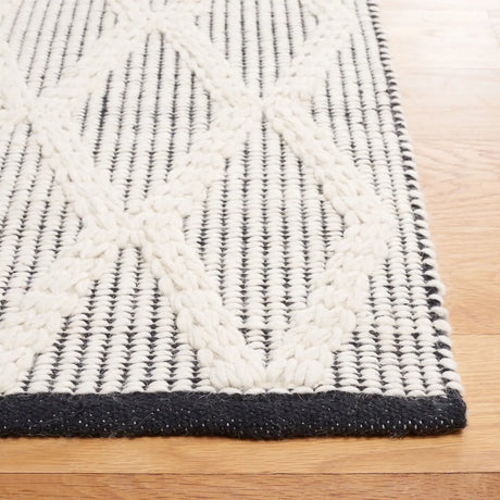Safavieh Natura 4'-0" x 6'-0" Rug in Black / Ivory