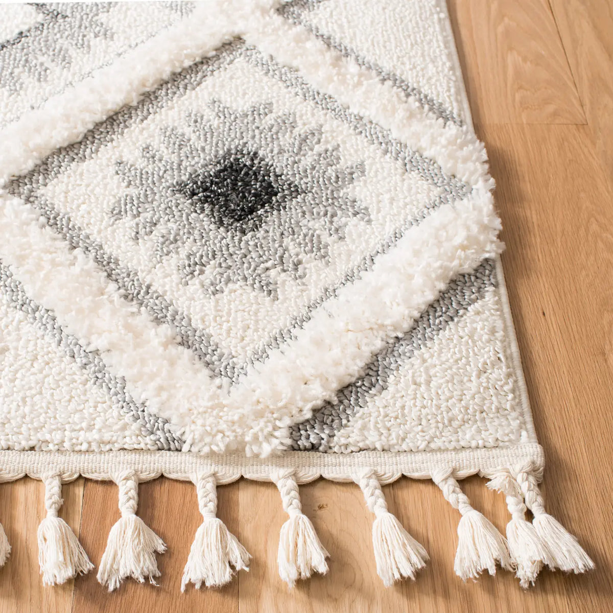 Safavieh Moroccan Tassel Shag 4'-0" x 6'-0" Rug in Ivory / Grey
