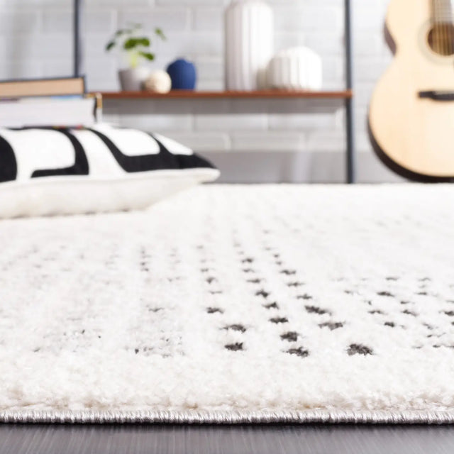 Safavieh Melody 4'-0" x 6'-0" Rug in Ivory / Black