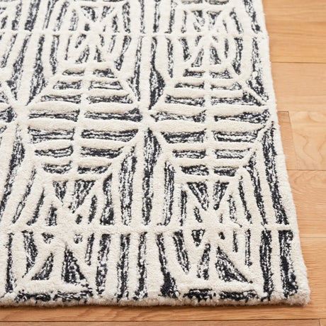 Safavieh Ebony 4'-0" x 6'-0" Rug in Black / Ivory