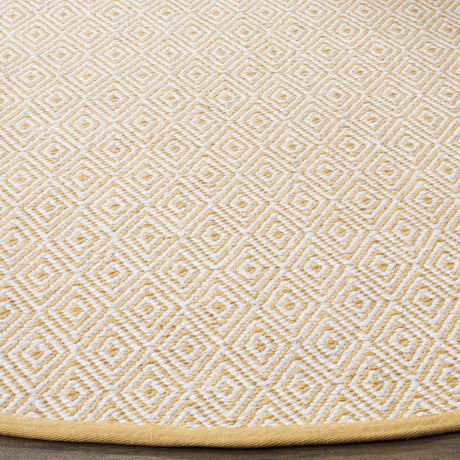 Safavieh Montauk 6'-0" x 6'-0" Rug in Ivory / Gold