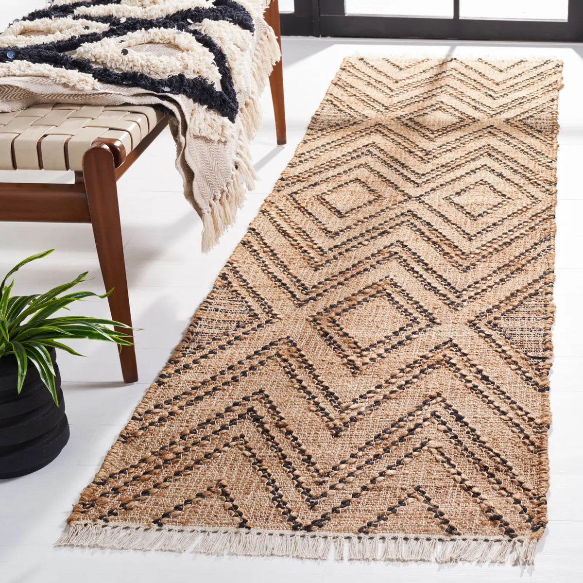 Safavieh Natural Fiber 2'-3" x 8'-0" Rug in Black / Natural