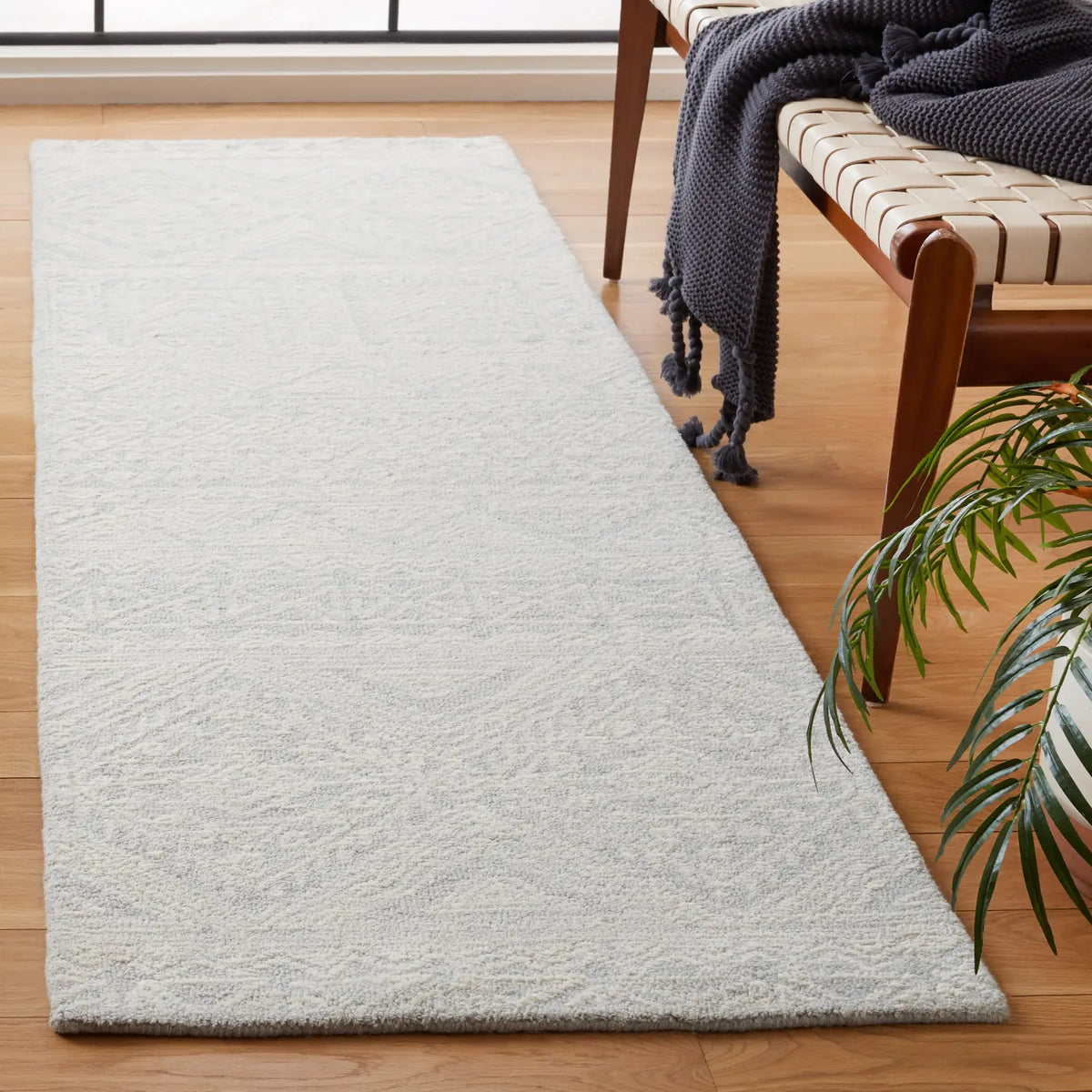 Safavieh Micro-Loop 2'-3" x 8'-0" Rug in Light Grey / Ivory