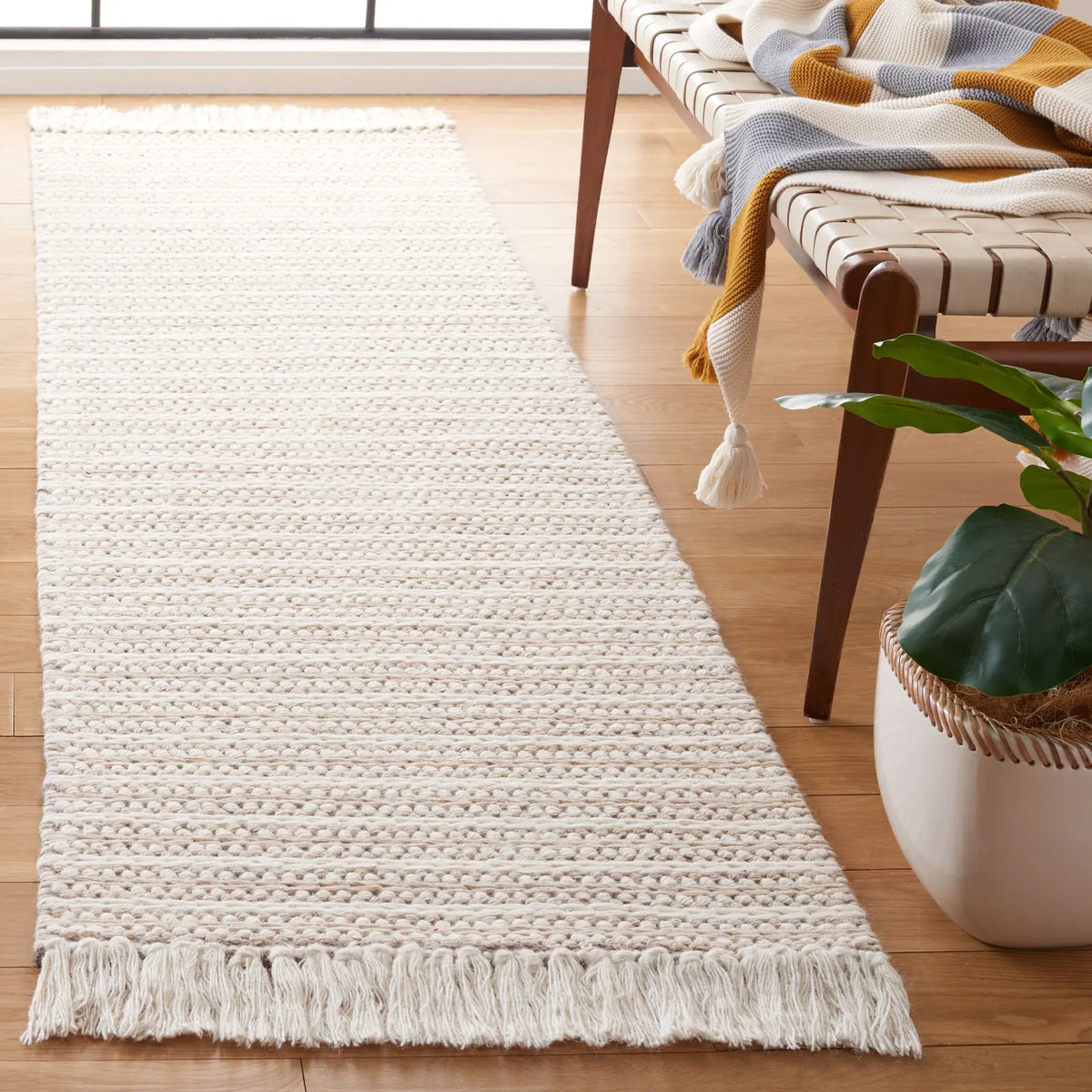 Safavieh Natura 2'-3" x 8'-0" Rug in Taupe / Ivory