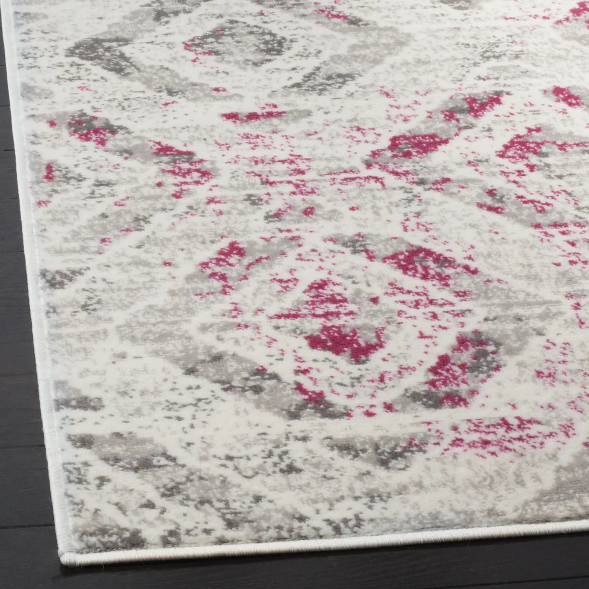 Safavieh Skyler 5'-1" x 7'-6" Rug in Ivory / Pink