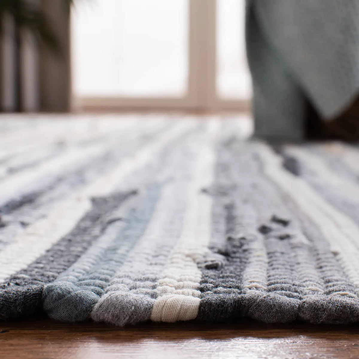 Safavieh Rag Rug 4'-0" x 6'-0" Rug in Ivory / Grey