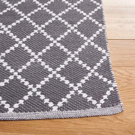 Safavieh Montauk 4'-0" x 6'-0" Rug in Dark Grey / Ivory