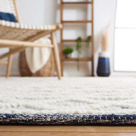 Safavieh Natura 4'-0" x 6'-0" Rug in Ivory / Navy