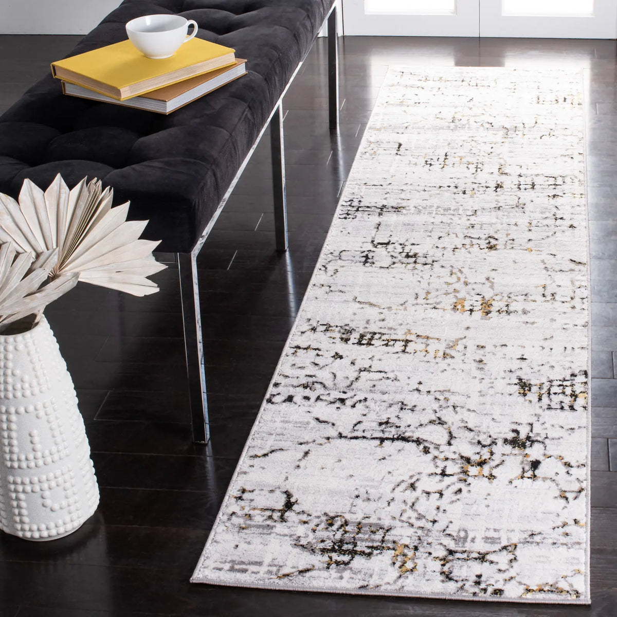 Safavieh Amelia 2'-0" x 8'-0" Rug in Grey / Gold