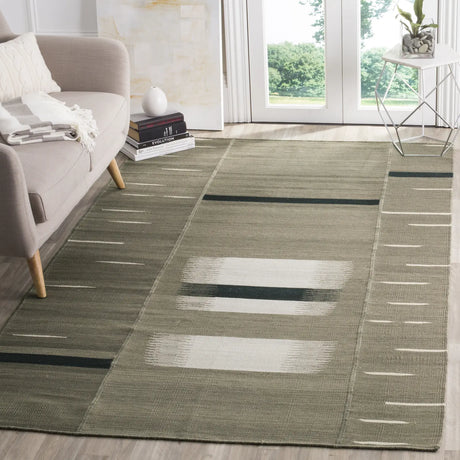 Safavieh Kilim 4'-0" x 6'-0" Rug in Beige