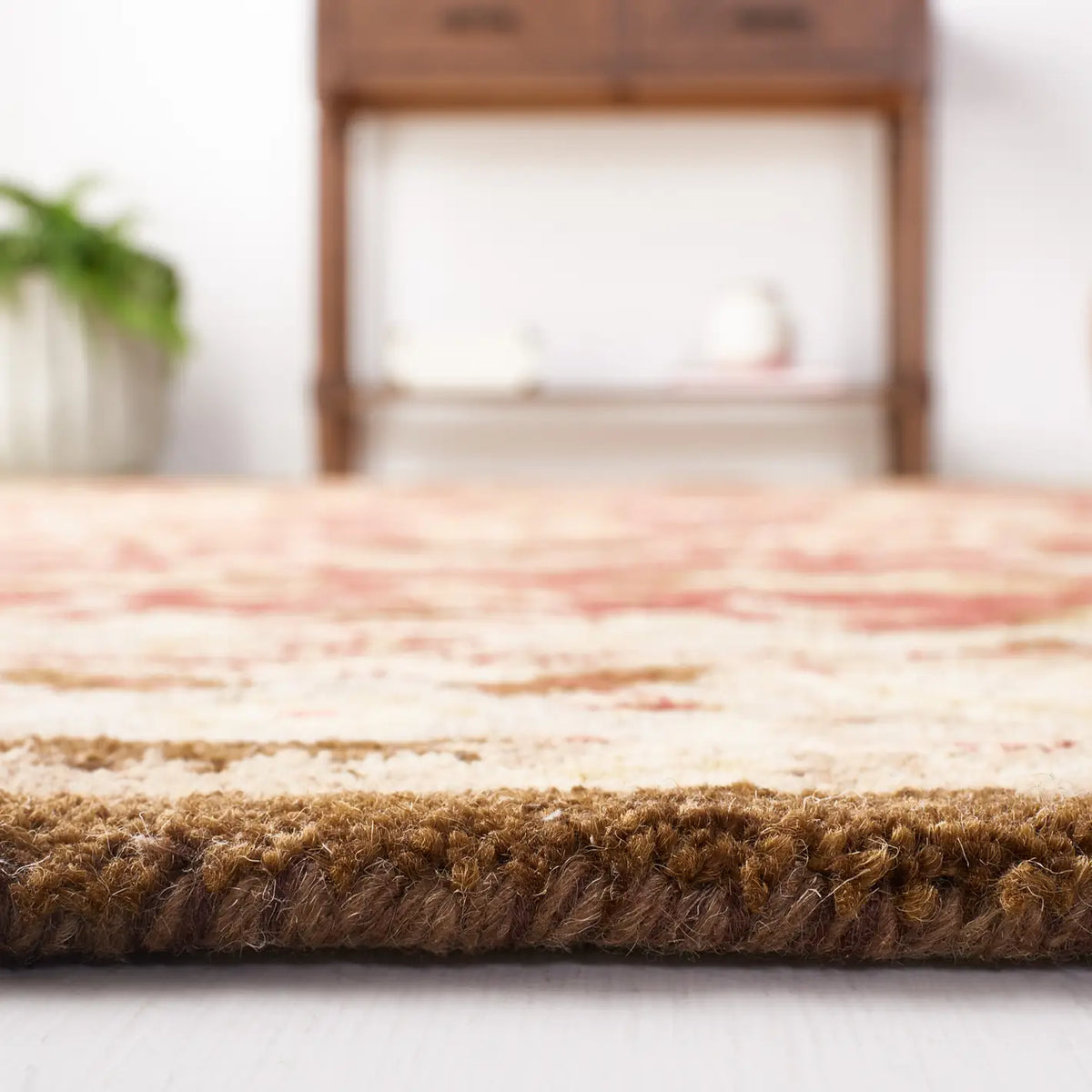 Safavieh Antiquity 4'-0" x 6'-0" Rug in Red / Beige
