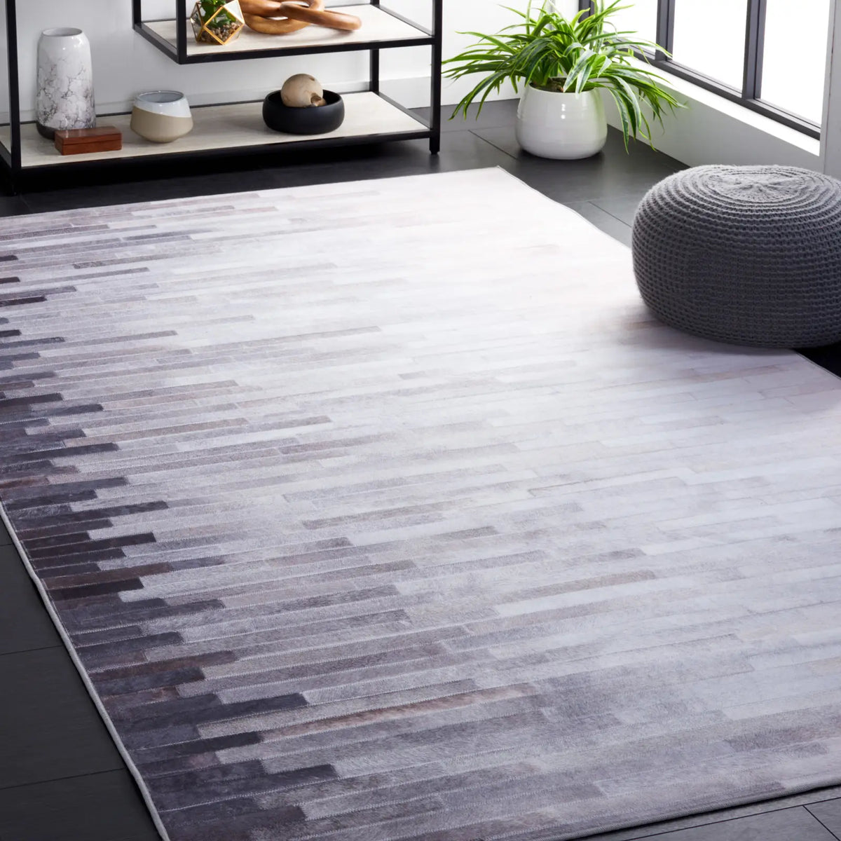 Safavieh Faux Hide 4'-0" x 6'-0" Rug in Ivory / Grey