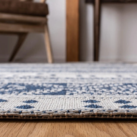 Safavieh Augustine 4'-0" x 6'-0" Rug in Navy / Creme
