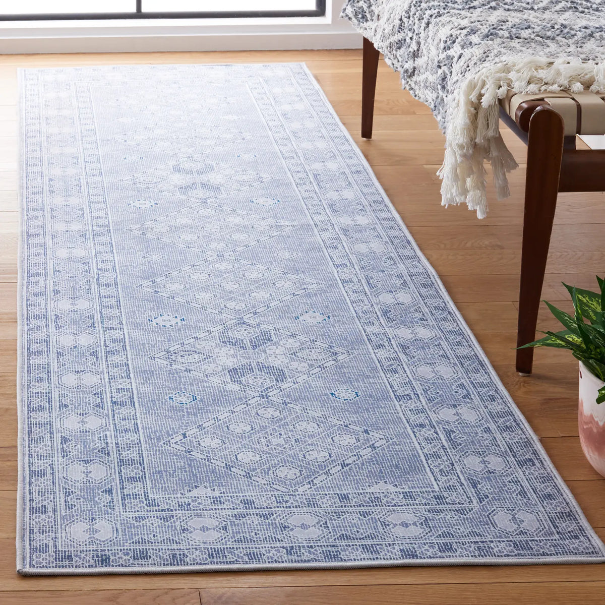 Safavieh Tucson 2'-6" x 8'-0" Rug in Grey / Ivory