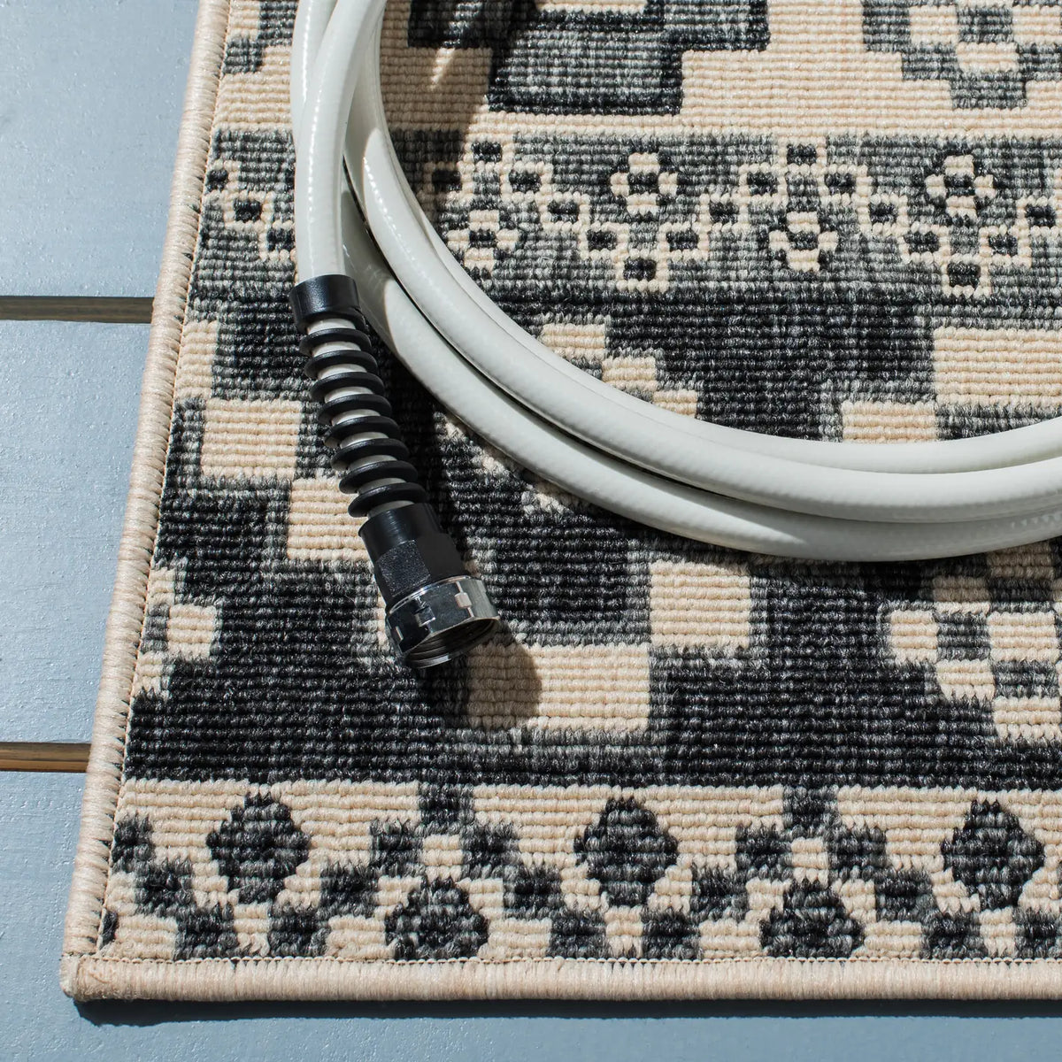Safavieh Veranda 4'-0" x 5'-7" Rug in Beige / Grey