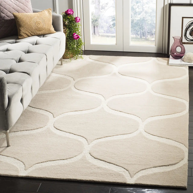 Safavieh Cambridge 4'-0" x 6'-0" Rug in Light Beige / Ivory