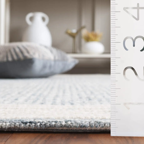 Safavieh Ebony 4'-0" x 6'-0" Rug in Blue / Ivory