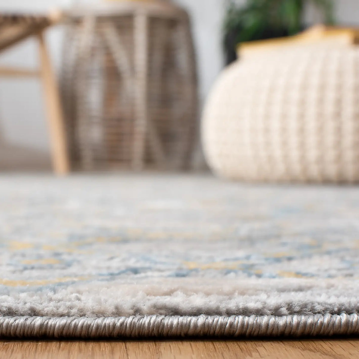 Safavieh Lagoon 4'-0" x 6'-0" Rug in Grey / Blue