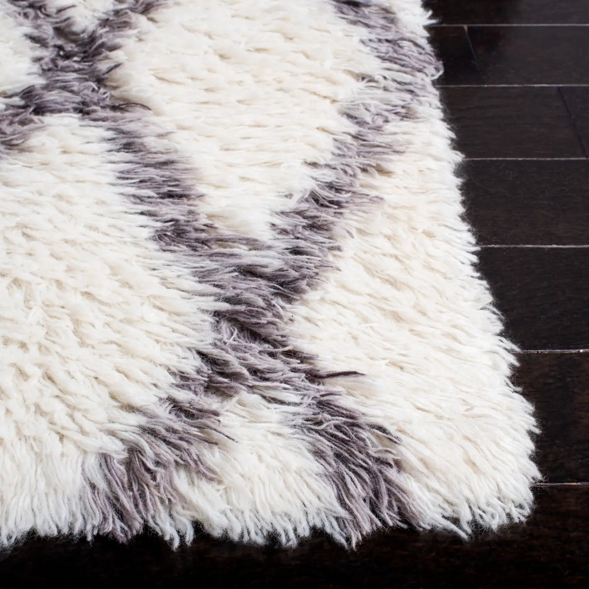 Safavieh Kenya 6'-0" x 9'-0" Rug in Ivory / Grey