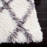 Safavieh Kenya 6'-0" x 9'-0" Rug in Ivory / Grey