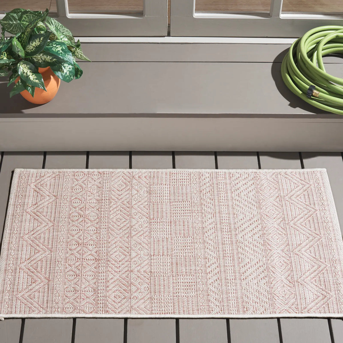Safavieh Courtyard 2'-0" x 3'-7" Rug in Ivory / Pink