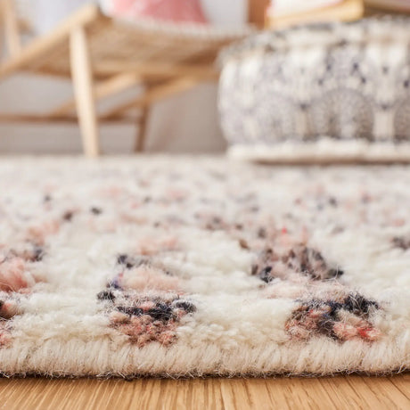 Safavieh Casablanca 4'-0" x 6'-0" Rug in Ivory / Pink