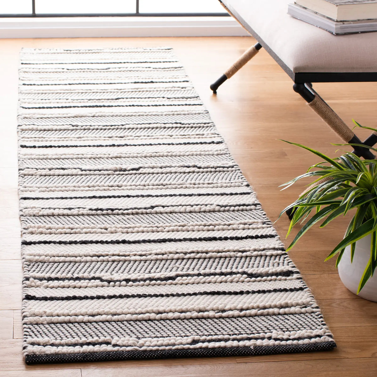 Safavieh Natura 2'-3" x 8'-0" Rug in Black / Ivory