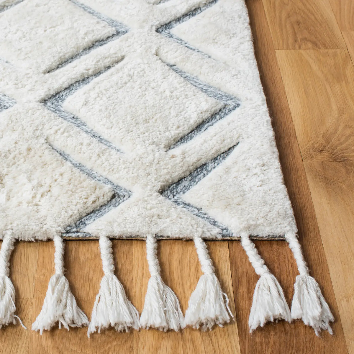 Safavieh Sahara 4'-0" x 6'-0" Rug in Ivory / Grey