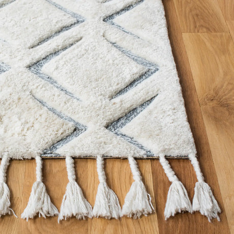 Safavieh Sahara 4'-0" x 6'-0" Rug in Ivory / Grey