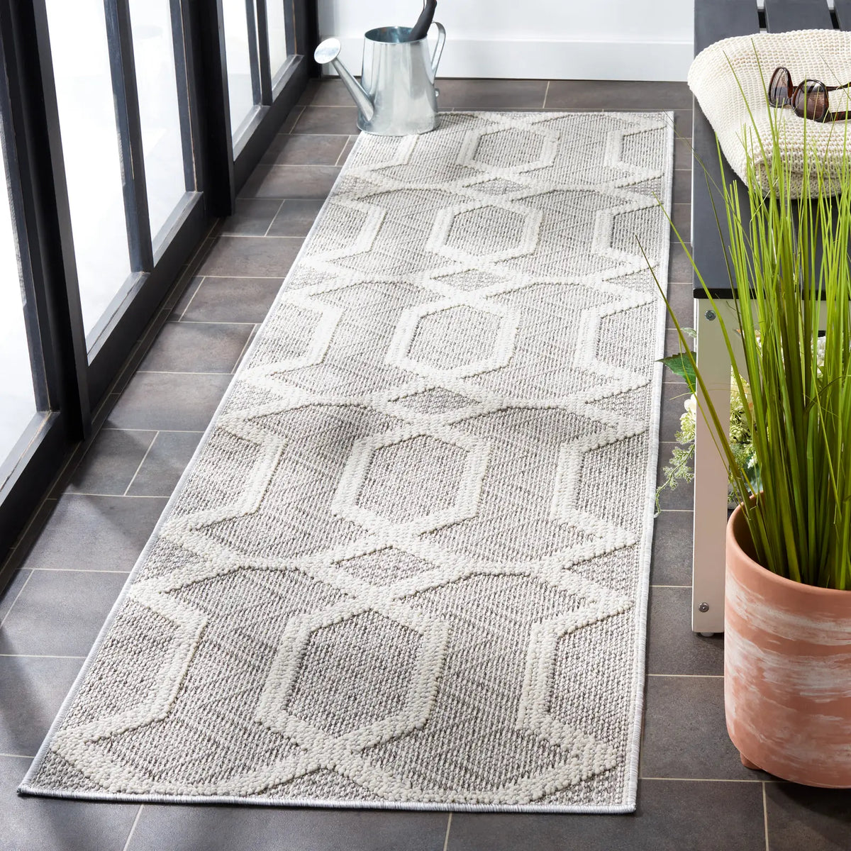 Safavieh Global 2'-2" x 8'-0" Rug in Grey / Ivory