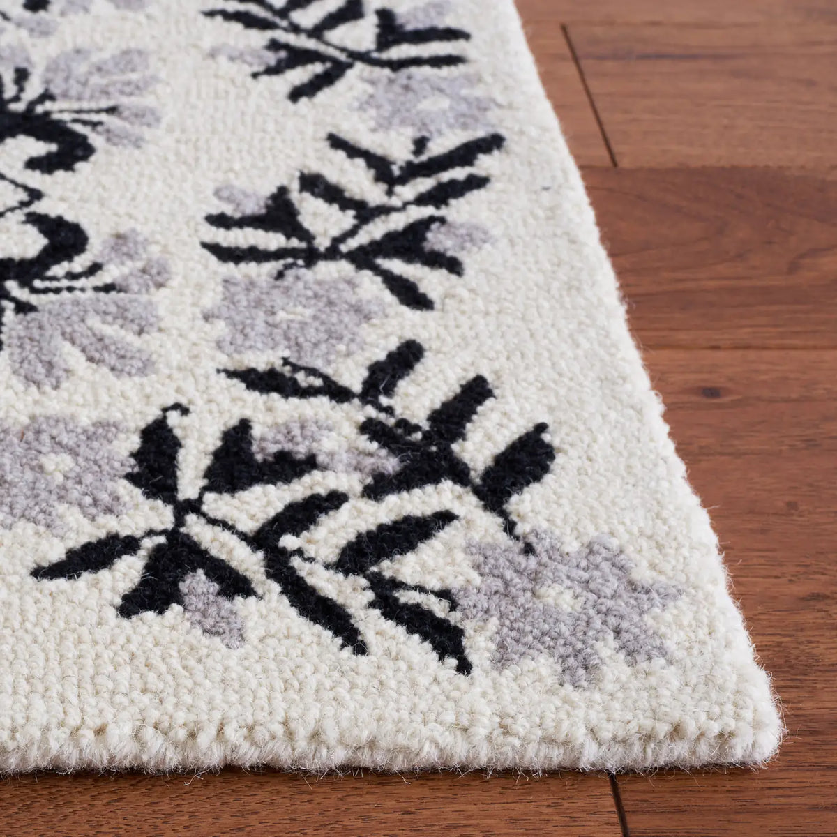 Safavieh Empire 4'-0" x 6'-0" Rug in Ivory / Black