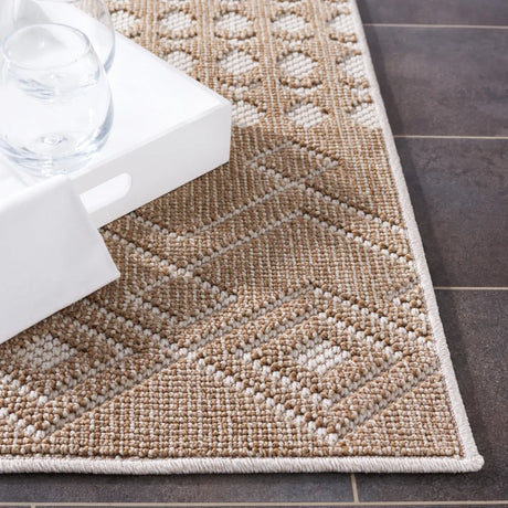 Safavieh Global 4'-0" x 6'-0" Rug in Beige / Ivory