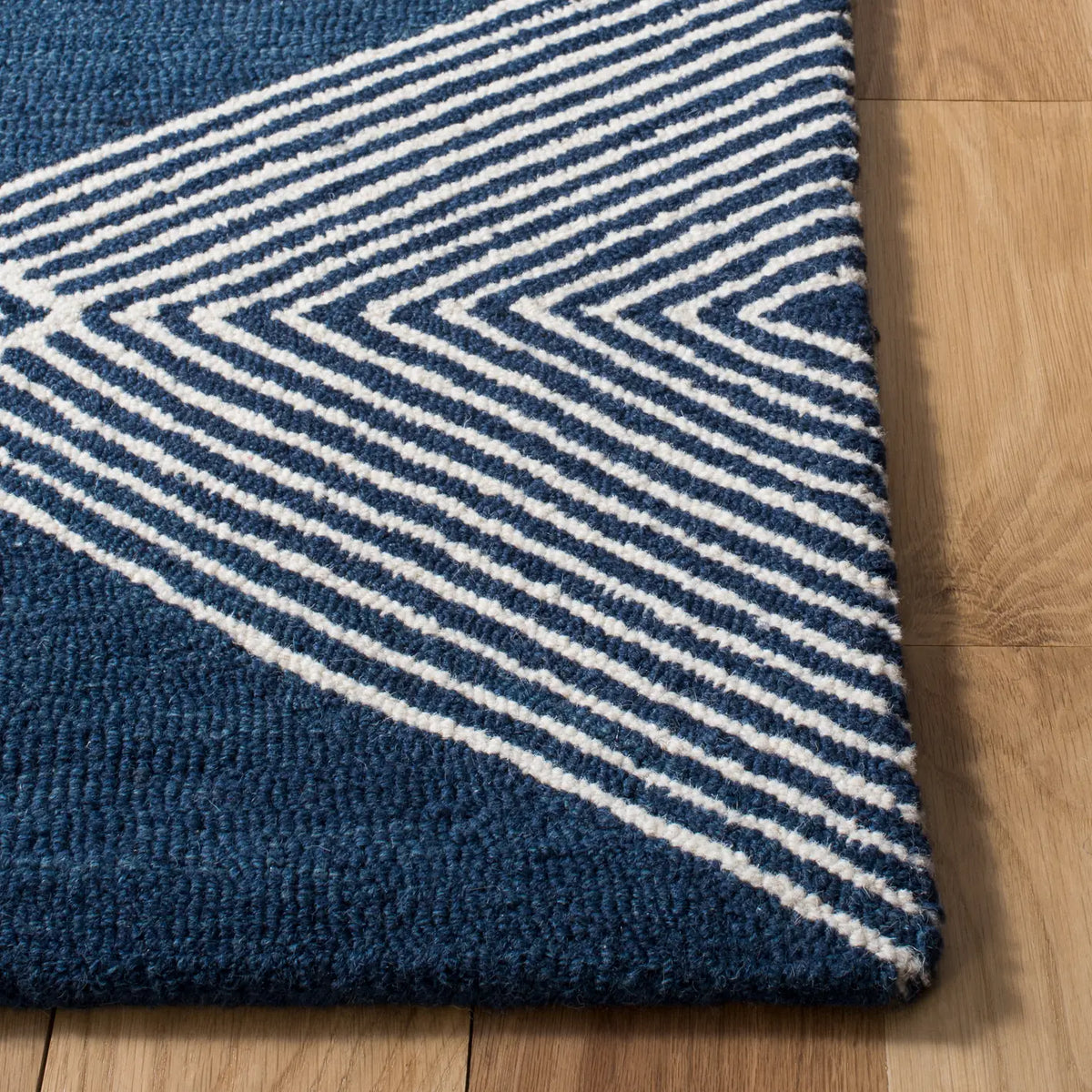 Safavieh Micro-Loop 4'-0" x 6'-0" Rug in Navy / Ivory