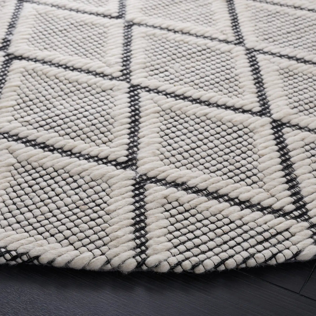 Safavieh Marbella 6'-0" x 6'-0" Rug in Ivory / Black