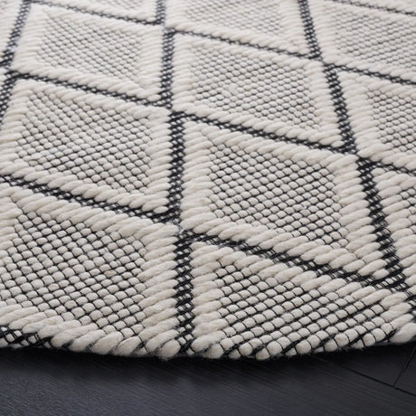 Safavieh Marbella 6'-0" x 6'-0" Rug in Ivory / Black