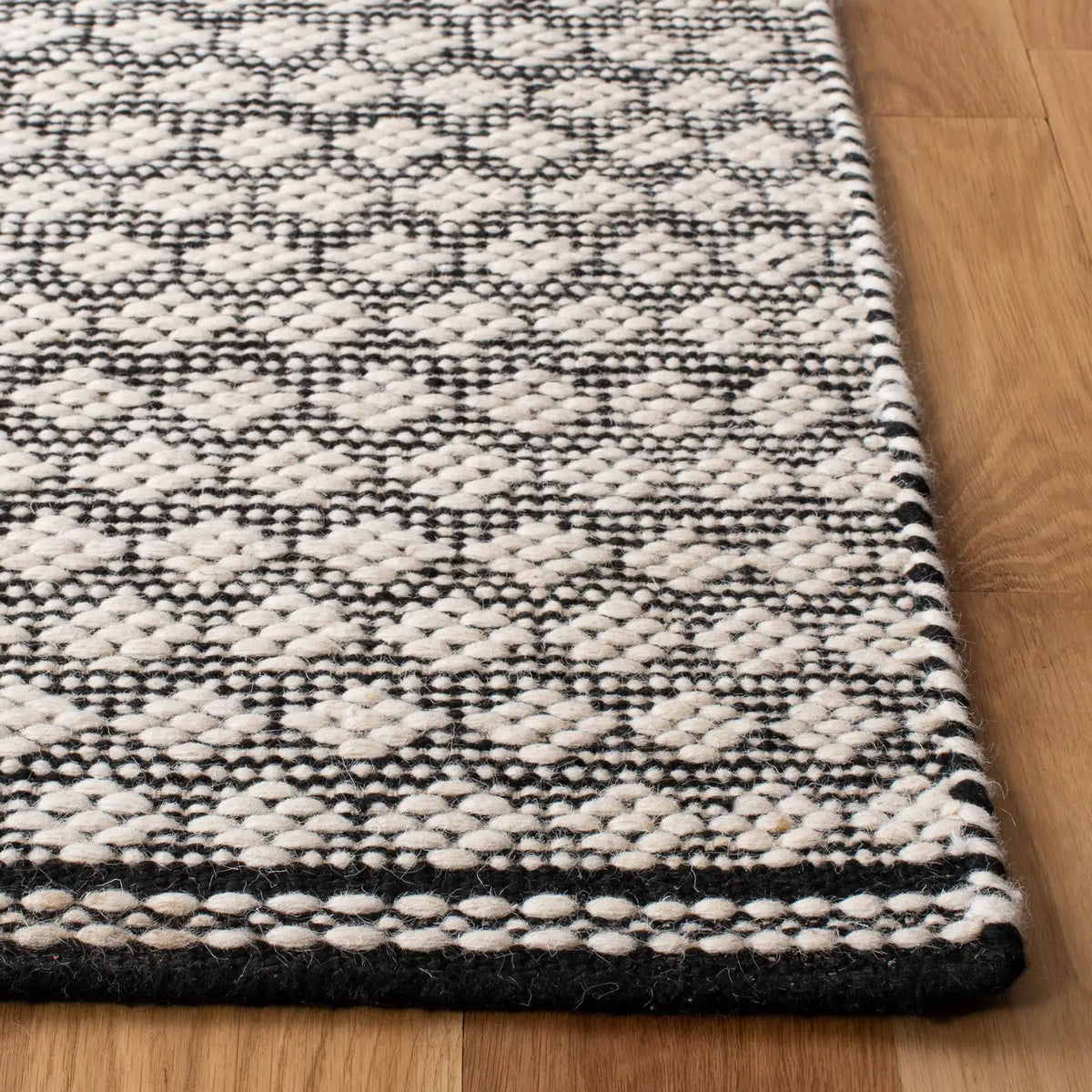 Safavieh Kilim 4'-0" x 6'-0" Rug in Black / Ivory