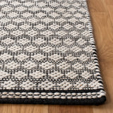 Safavieh Kilim 4'-0" x 6'-0" Rug in Black / Ivory