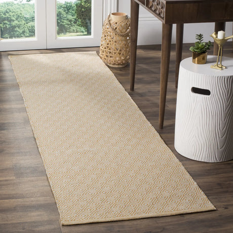 Safavieh Montauk 2'-3" x 6'-0" Rug in Ivory / Gold