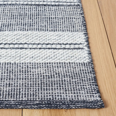 Safavieh Striped Kilim 4'-0" x 6'-0" Rug in Ivory / Black
