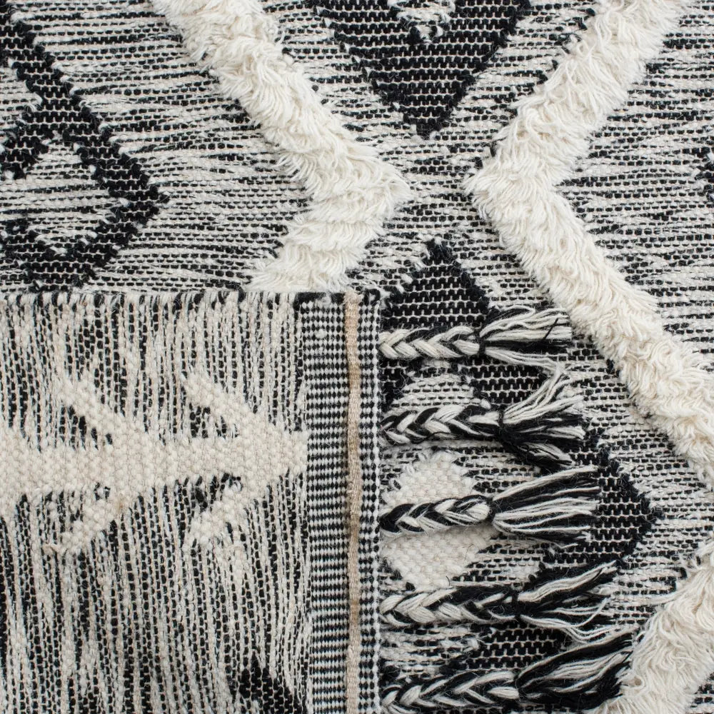 Safavieh Kenya 6'-0" x 9'-0" Rug in Ivory / Black