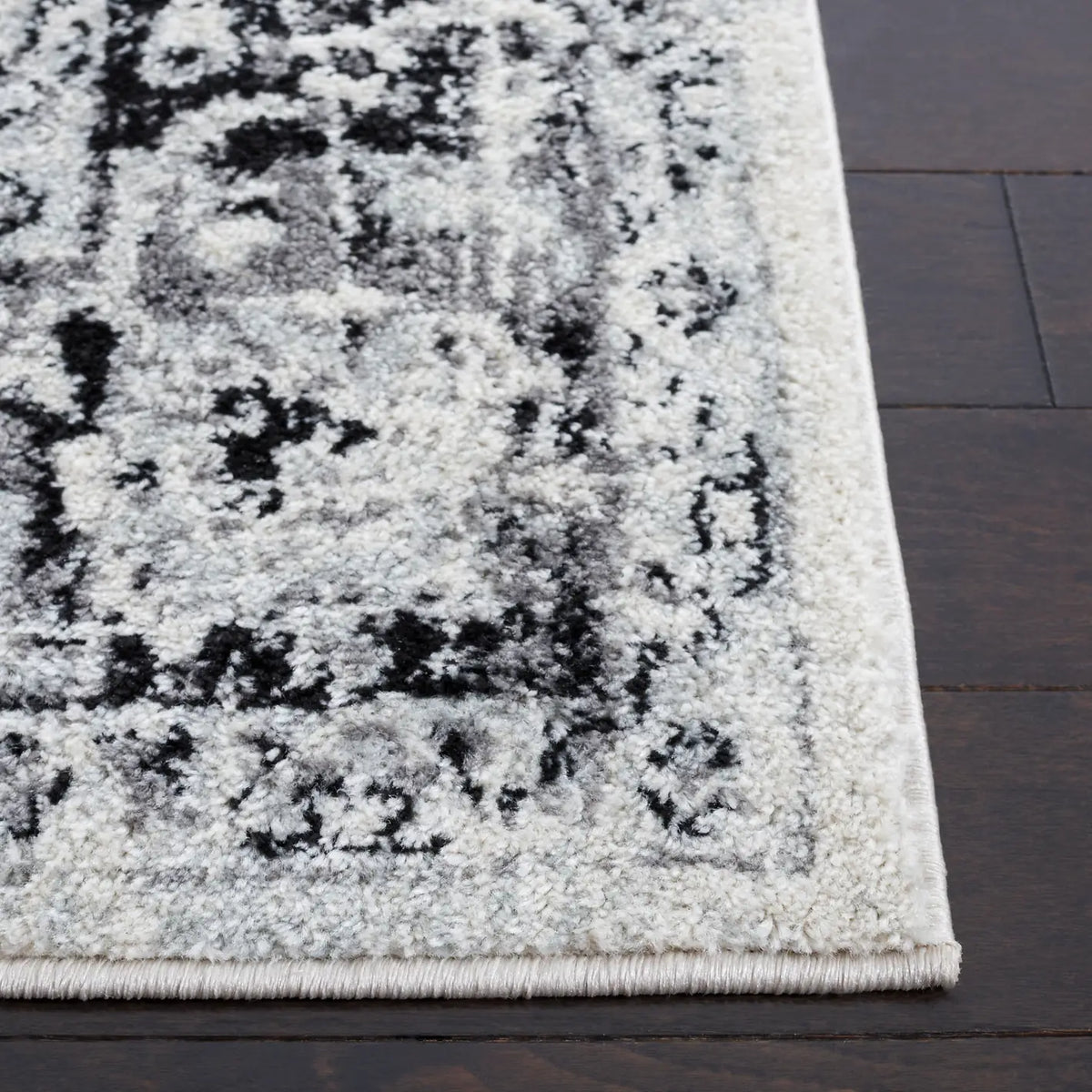 Safavieh Tulum 4'-0" x 6'-0" Rug in Ivory / Black