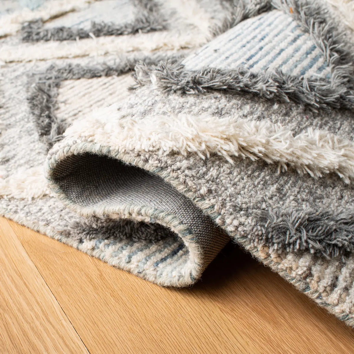Safavieh Kenya 4'-0" x 6'-0" Rug in Ivory / Grey
