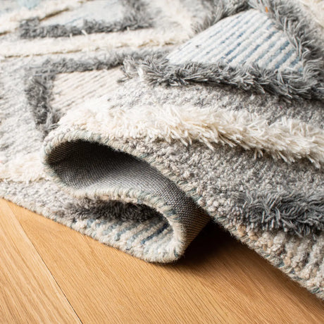 Safavieh Kenya 4'-0" x 6'-0" Rug in Ivory / Grey