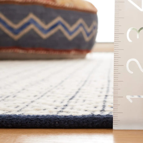 Safavieh Vermont 4'-0" x 6'-0" Rug in Navy / Ivory