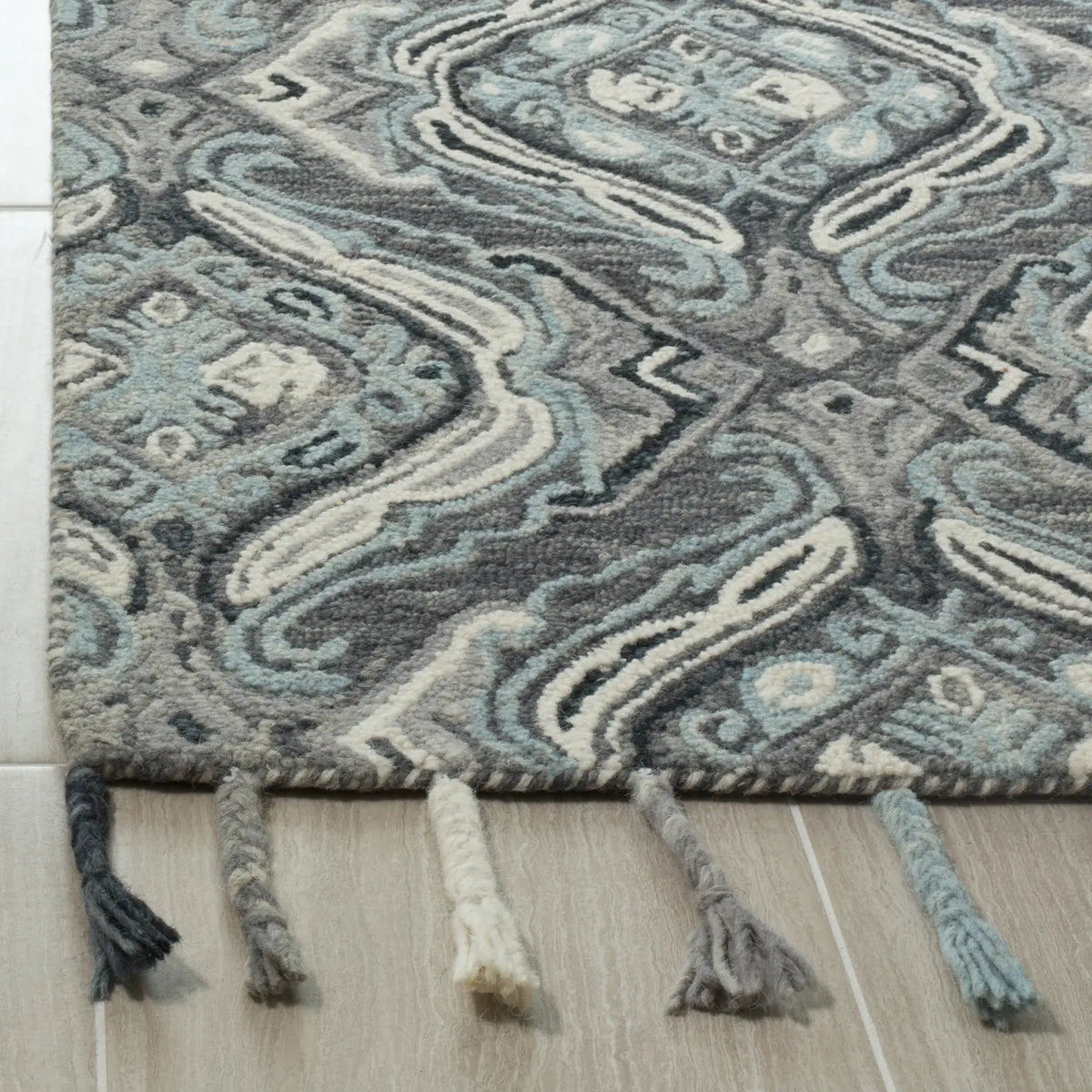Safavieh Suzani 5'-0" x 8'-0" Rug in Grey / Light Blue