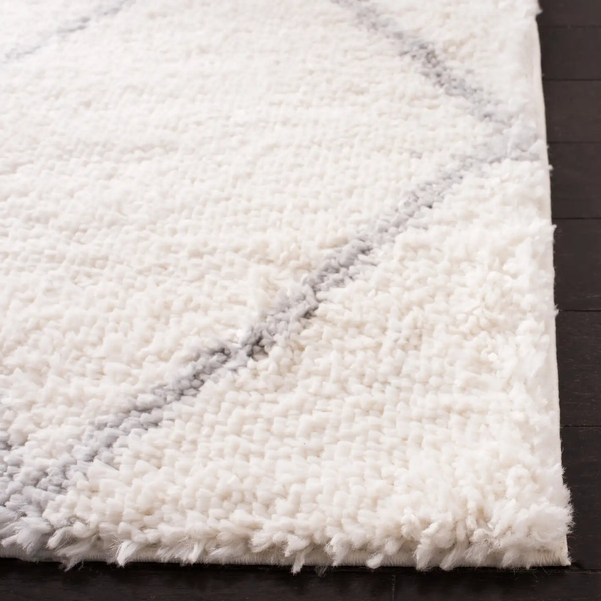 Safavieh Parma Shag 5'-3" x 7'-6" Rug in Cream / Grey