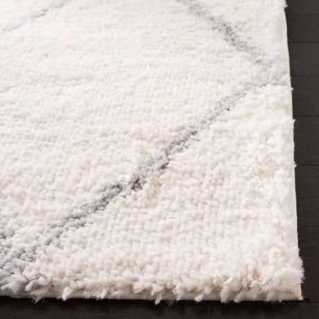 Safavieh Parma Shag 5'-3" x 7'-6" Rug in Cream / Grey