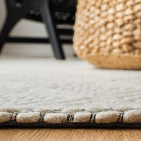 Safavieh Marbella 5'-0" x 8'-0" Rug in Ivory