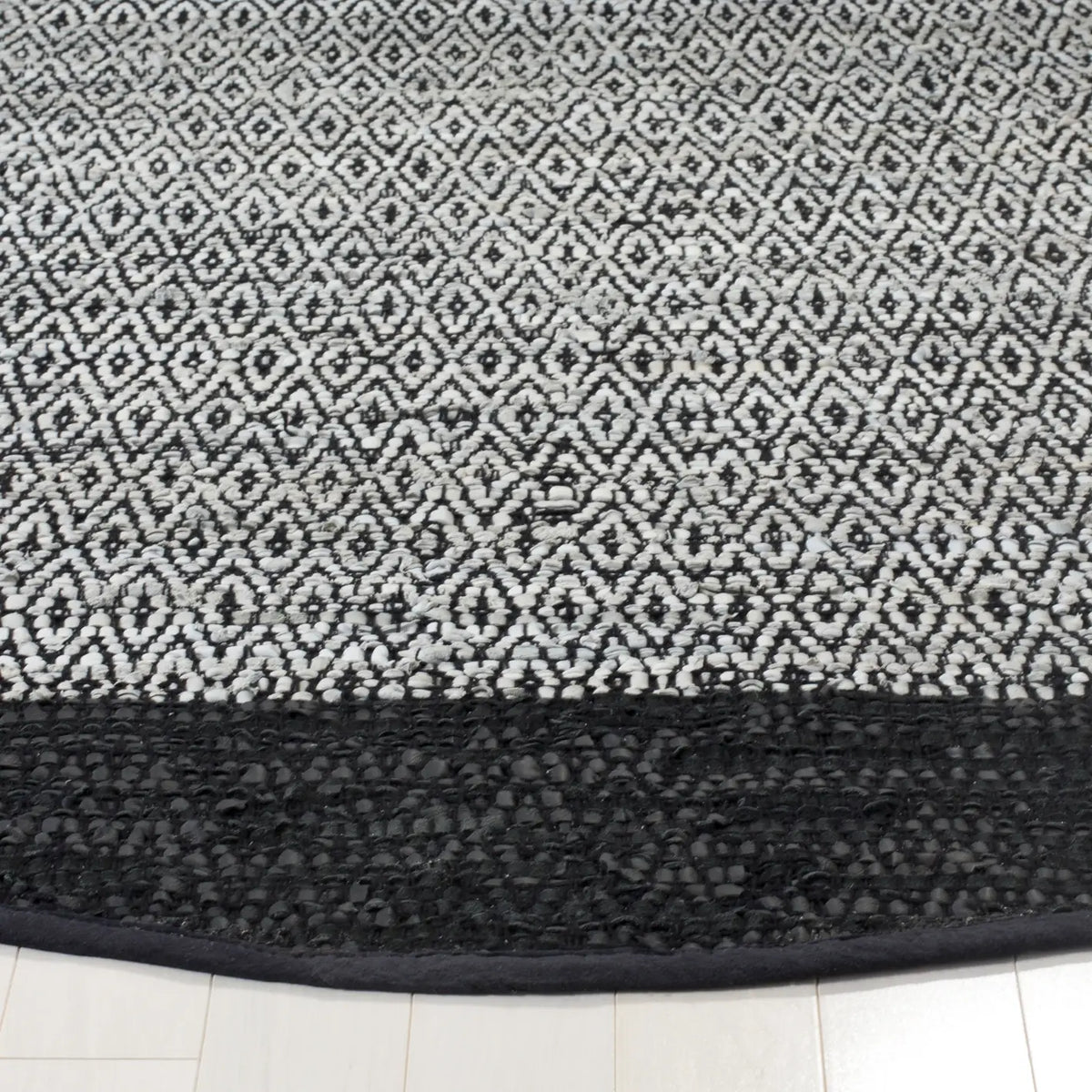 Safavieh Vintage Leather 6'-0" x 6'-0" Rug in Light Grey / Black