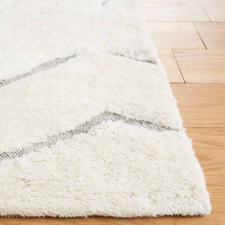 Safavieh Kenya 4'-0" x 6'-0" Rug in Ivory / Grey